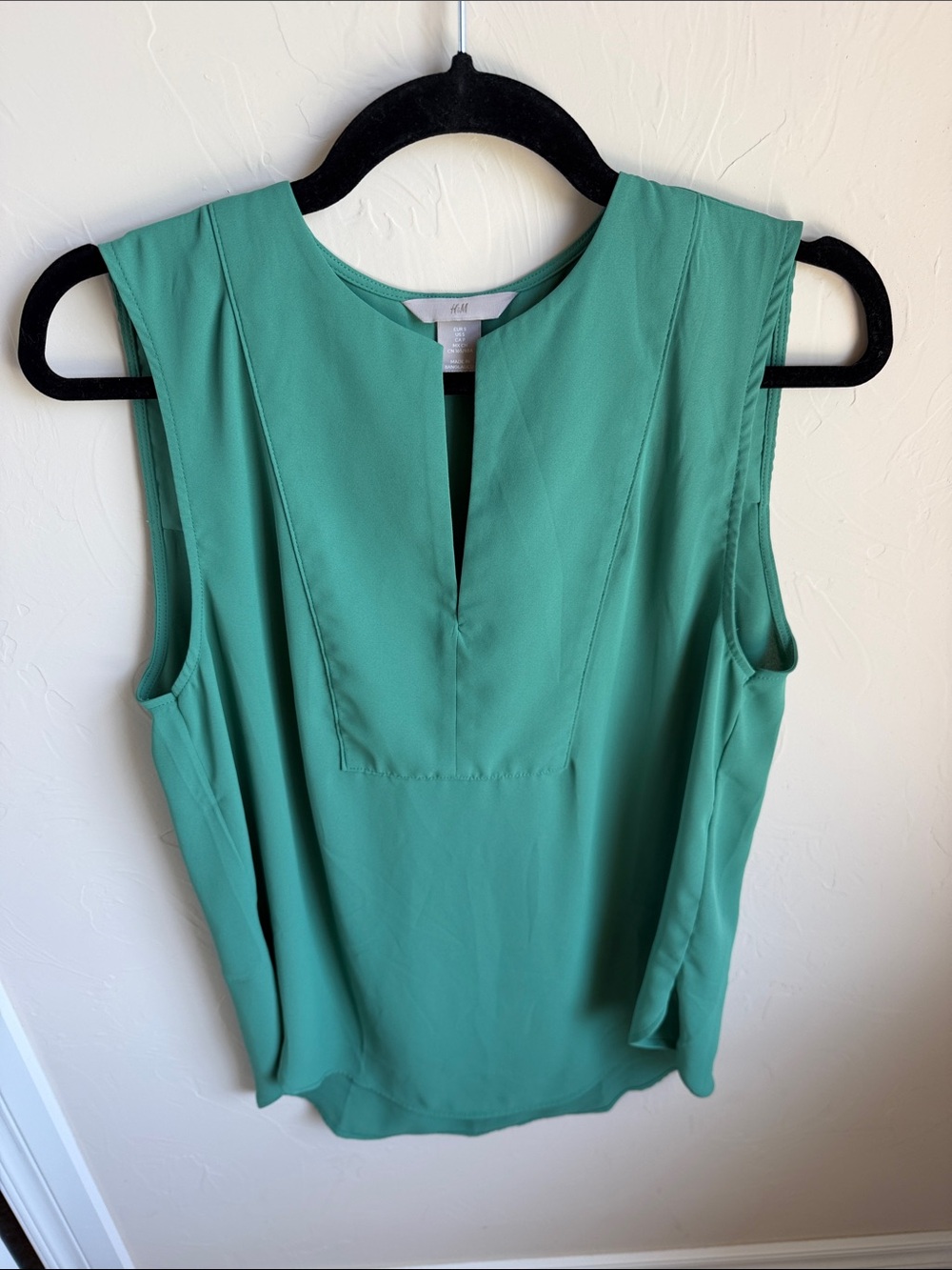 H&M Sleeveless V-Notch Shell Camisole in Green